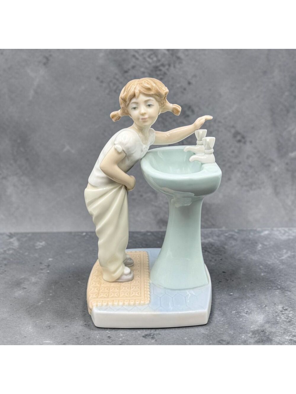 Vtg Lladro 4838 Clean Up Time Girl at Sink Porcelain Figurine Retired Spain 7.5"